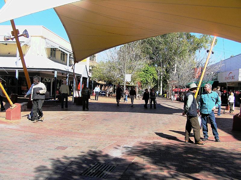 Mall in Alice Springs.jpg - Alice Springs versteht sich heute als urbanes Zentrum mit gut entwickelter touristischer Infrastruktur.